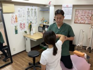 首と肩の連動施術