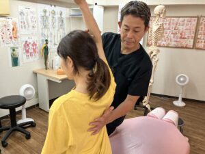 背中の整体施術